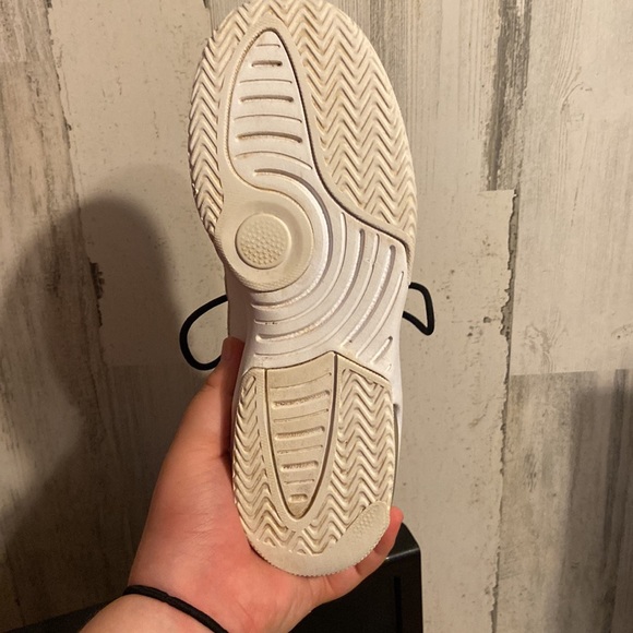 They are a pair of Jordan 10s size 6y - Picture 4 of 7